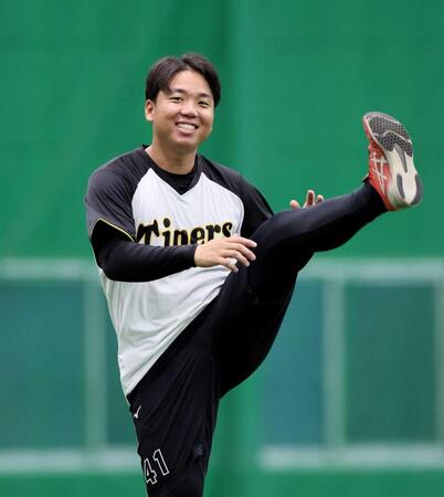 　にこやかにウオーミングアップをする村上（撮影・立川洋一郎）