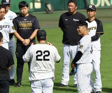 　練習前、円陣であいさつする原口（撮影・山口登）