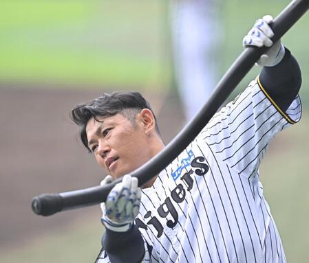 　体をほぐす原口（撮影・西田忠信）