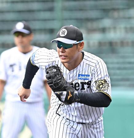 　守備練習で軽快に動く原口（撮影・西田忠信）