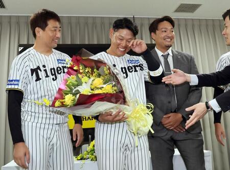 　岩崎（左）らチームメートから花束を受け取り目頭を押さえる原口（撮影・田中太一）