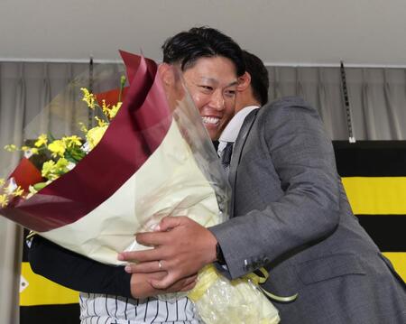 　秋山ＢＡから花束を受け取り、感極まる原口（撮影・田中太一）