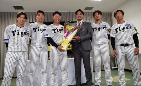 　会見後、写真に収まる（左から）梅野、岩崎優、原口、秋山ＢＡ、岩貞、島本（撮影・田中太一）