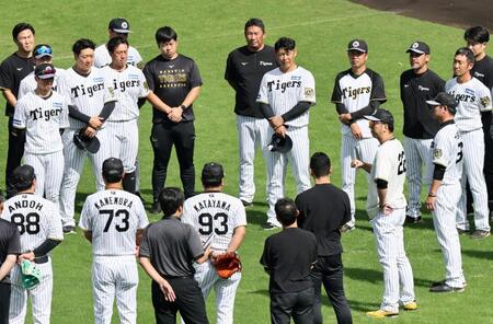 　藤川監督（右手前）の話を聞く原口（奥）ら＝撮影・田中太一