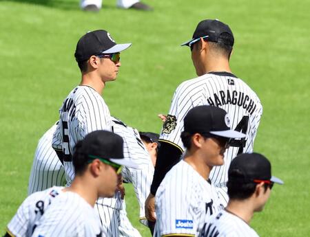 　原口（右）と話をする近本（撮影・山口登）