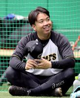 　練習前、談笑する村上（撮影・立川洋一郎）