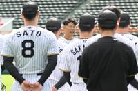 　練習前の円陣でナインに話をする原口（撮影・西田忠信）