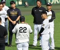 　練習前、円陣であいさつする原口（撮影・山口登）