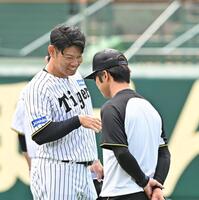 　笑顔を見せる原口（左）＝撮影・西田忠信