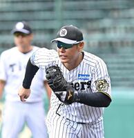 　守備練習で軽快に動く原口（撮影・西田忠信）