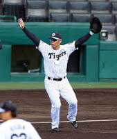 　シートノックでカットに入る原口（撮影・山口登）