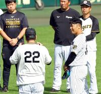 　練習前、円陣であいさつする原口（左は藤川監督）＝撮影・山口登