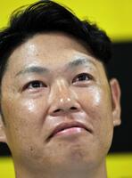 　会見で涙をこらえる原口（撮影・田中太一）