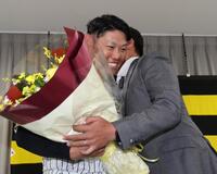 　秋山ＢＡから花束を受け取り、感極まる原口（撮影・田中太一）