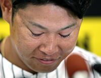 　涙をこらえる原口（撮影・田中太一）