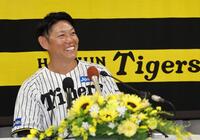 　時折、笑顔を見せる原口（撮影・田中太一）