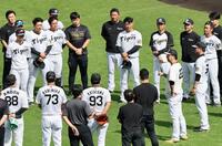 　藤川監督（右手前）の話を聞く原口（奥）ら＝撮影・田中太一