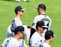 　原口（右）と話をする近本（撮影・山口登）