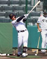 　打撃練習する原口（撮影・山口登）