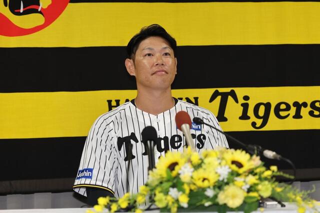 阪神の原口文仁が引退会見で涙 スーツではなくユニホーム姿で 現役時代