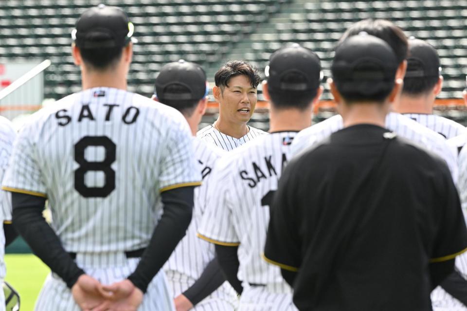 阪神・原口が1軍練習に合流 円陣であいさつ、拍手送られる 前日