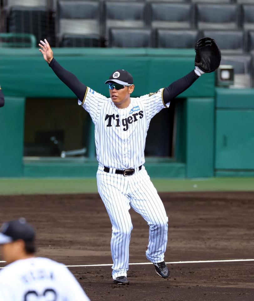 　シートノックでカットに入る原口（撮影・山口登）