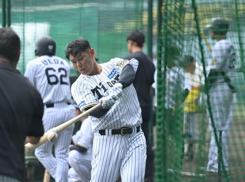 　打撃練習する原口（撮影・西田忠信）