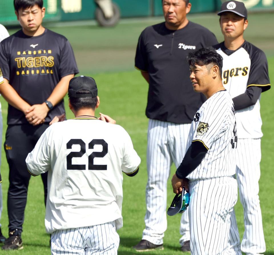 　練習前、円陣であいさつする原口（左は藤川監督）＝撮影・山口登