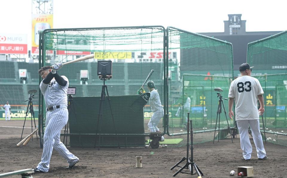 　打撃練習する原口（左）＝撮影・西田忠信