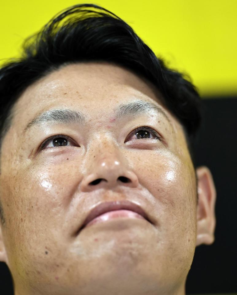 　引退会見で野球人生を振り返る原口（撮影・田中太一）