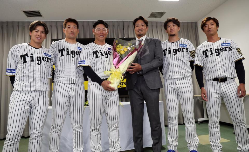 　会見後、写真に収まる（左から）梅野、岩崎優、原口、秋山ＢＡ、岩貞、島本（撮影・田中太一）