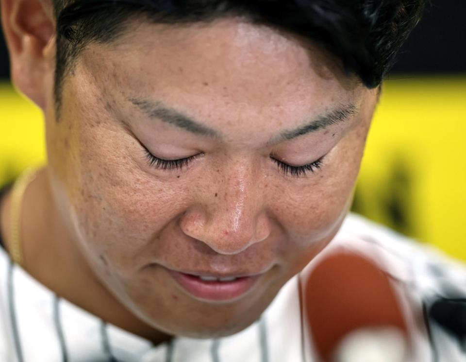 　涙をこらえる原口（撮影・田中太一）