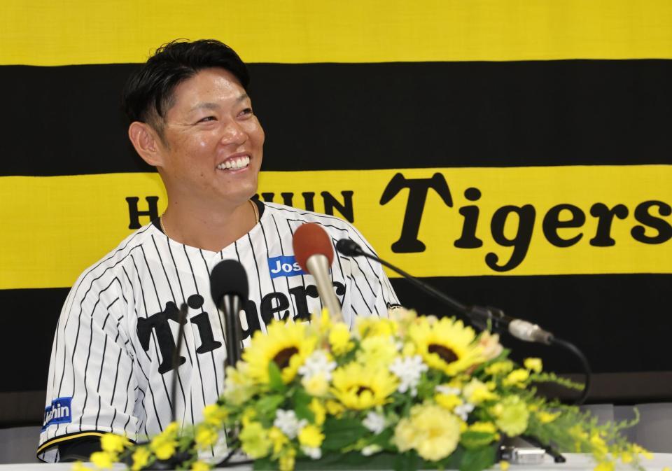 　時折、笑顔を見せる原口（撮影・田中太一）