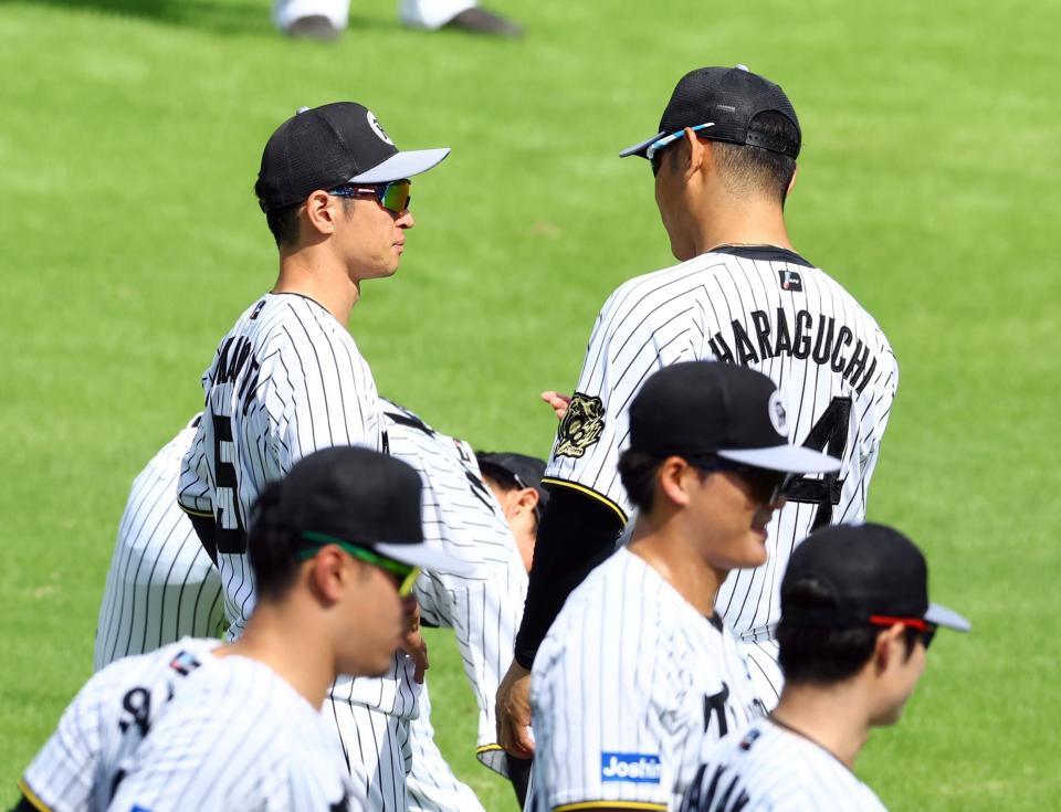 　原口（右）と話をする近本（撮影・山口登）