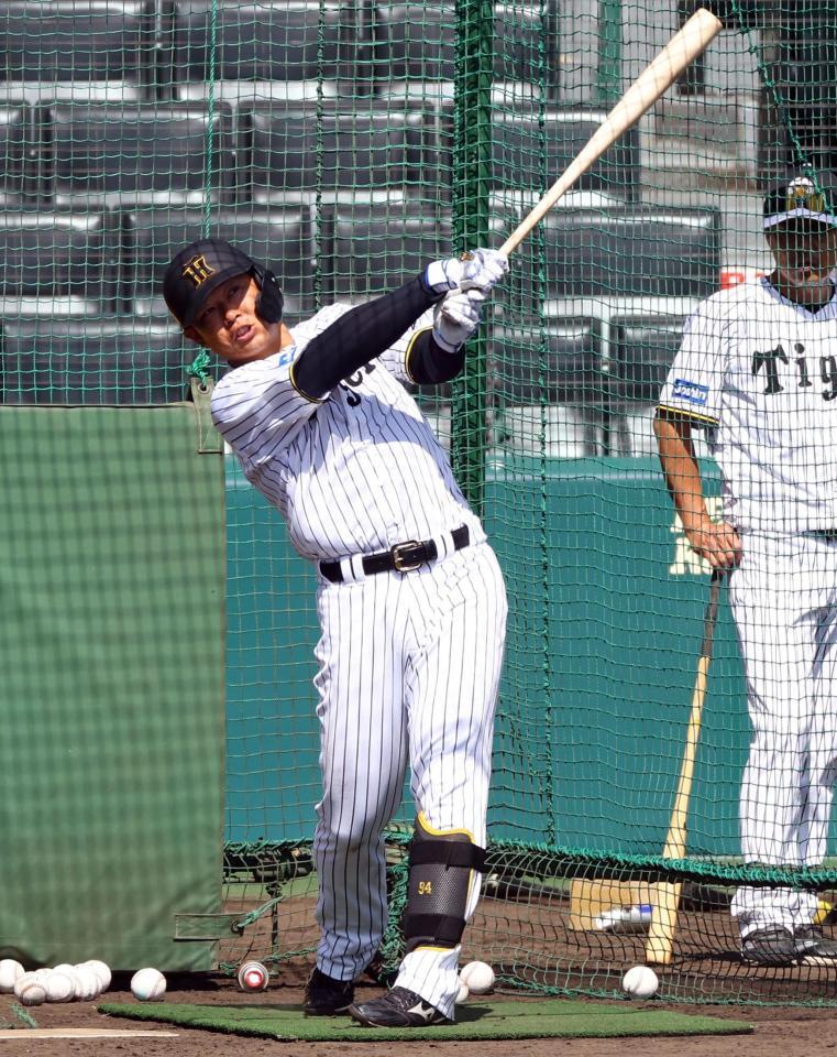 　打撃練習する原口（撮影・山口登）