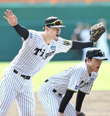 　シートノックで声を出す佐藤輝（左）と高寺（撮影・田中太一）