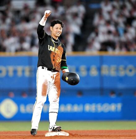 　１軍復帰戦で代打適時二塁打を放った原口＝１９年６月４日