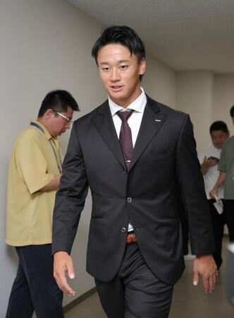 　会見を終え、引き揚げる森木（撮影・坂部計介）