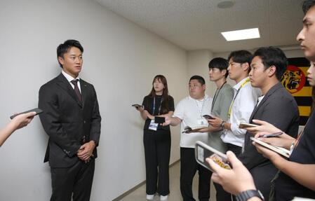 　戦力外通告を受け、記者の質問に答える森木（左）＝撮影・坂部計介