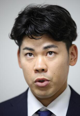 　戦力外通告を受け、心境を語る鈴木（撮影・坂部計介）