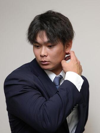 　戦力外通告を受け、厳しい表情を見せる野口（撮影・坂部計介）