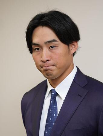 　戦力外通告を受け、記者の質問に答える佐藤蓮（撮影・坂部計介）