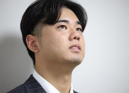 　戦力外通告を受け、記者の質問に答える川原（撮影・坂部計介）