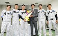 　（左から）梅野、岩崎、原口、秋山ＢＡ、岩貞、島本（撮影・田中太一）