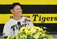 　ユニホーム姿で引退会見に臨む原口