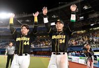 　ヒーローインタビュー後に梅野（左）とファンの声援に応える原口＝１９年６月４日