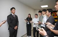 　戦力外通告を受け、記者の質問に答える森木（左）＝撮影・坂部計介