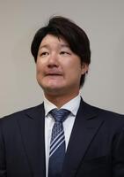 　戦力外通告を受け、唇をかみしめて阪神への思いを話す渡辺（撮影・坂部計介）