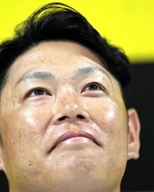 阪神・原口 不屈16年の日々に涙 「戦闘服」タテジマ姿で引退会見