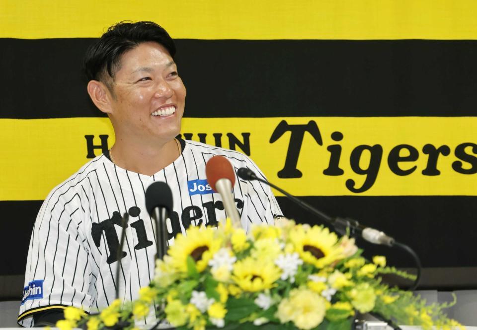 　ユニホーム姿で引退会見に臨む原口